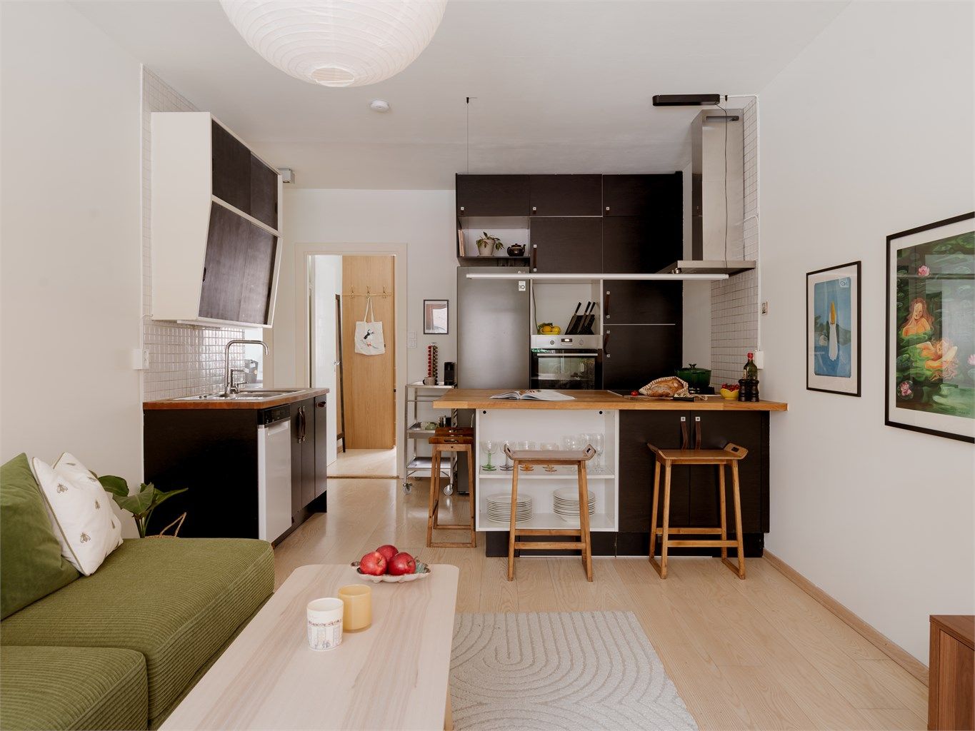 Kjøkkenet er åpent og sosialt slik at du har god kommunikasjon med gjestene mens middagen lages. Her skapes et naturlig samlingspunkt i boligen.