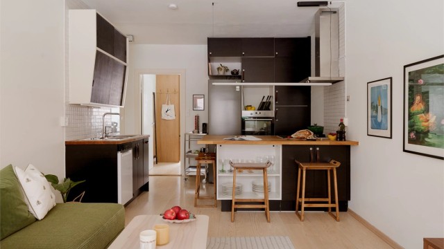 Kjøkkenet er åpent og sosialt slik at du har god kommunikasjon med gjestene mens middagen lages. Her skapes et naturlig samlingspunkt i boligen.