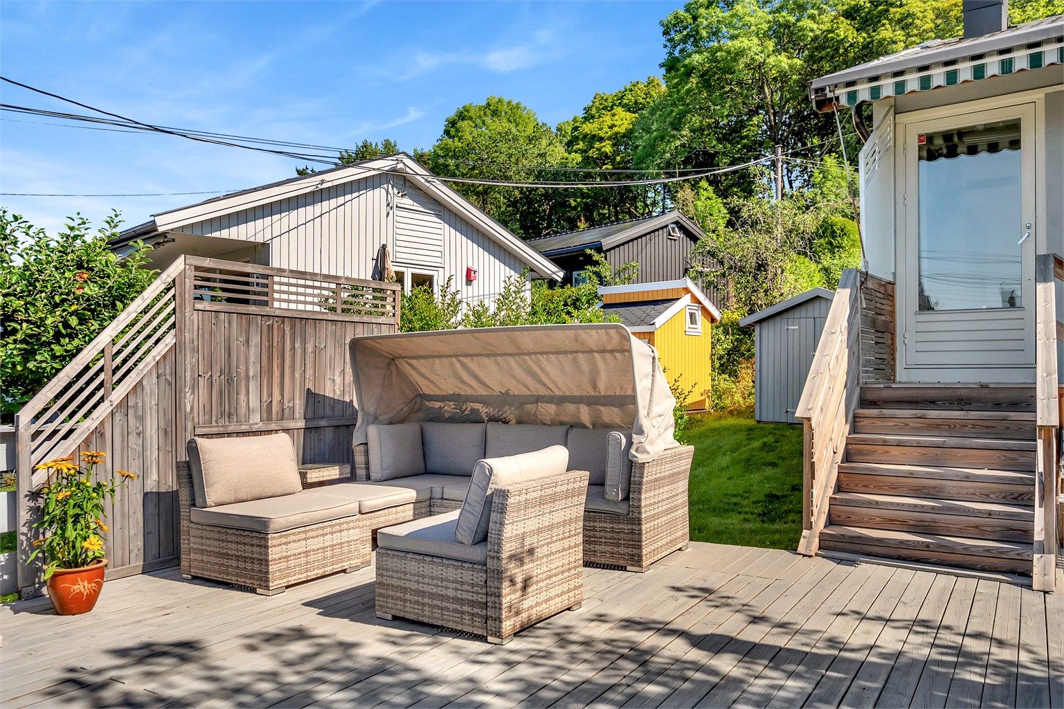 Her er det god plass til å innrede med flere soner der årets varme dager kan nytes. 