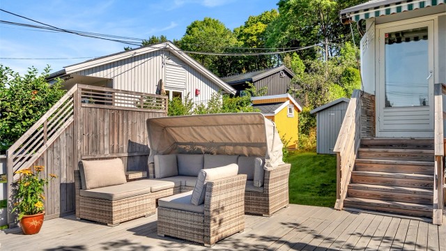 Her er det god plass til å innrede med flere soner der årets varme dager kan nytes.