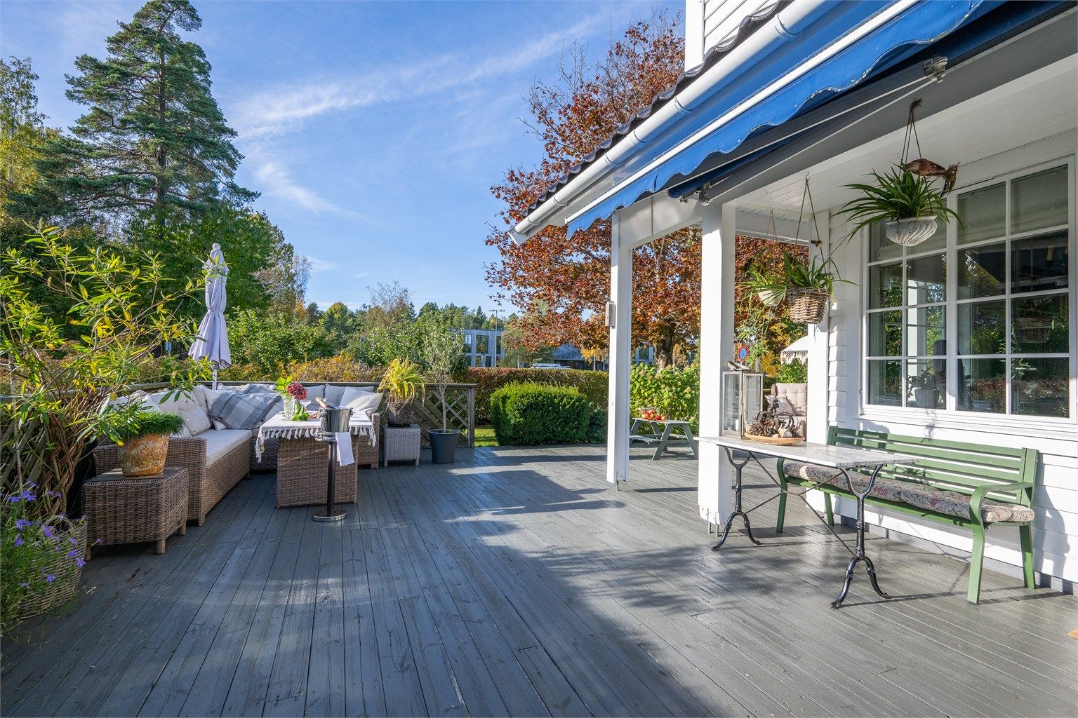 Stor solrik terrasse på 68 m² med utgang fra stuen.