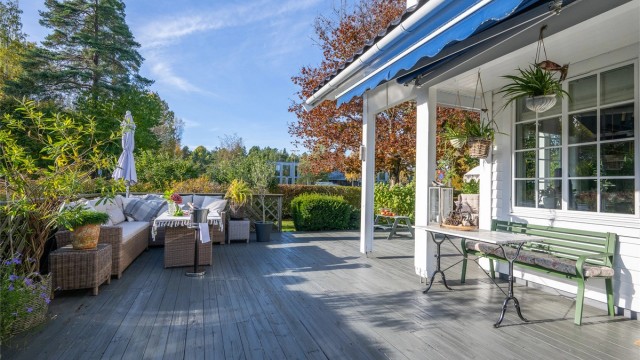 Stor solrik terrasse på 68 m² med utgang fra stuen.