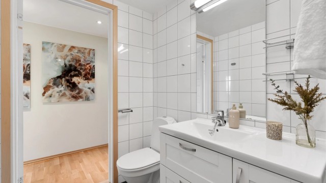 Leiligheten inneholder også et eget vaskerom med adkomst til innvendig bod