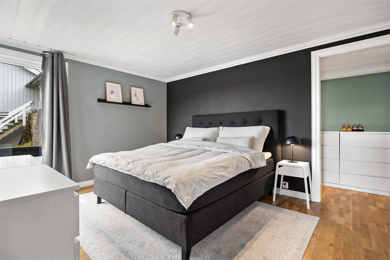 Hovedsoverommet har en suite-løsning med eget bad og walk-in garderobe. 