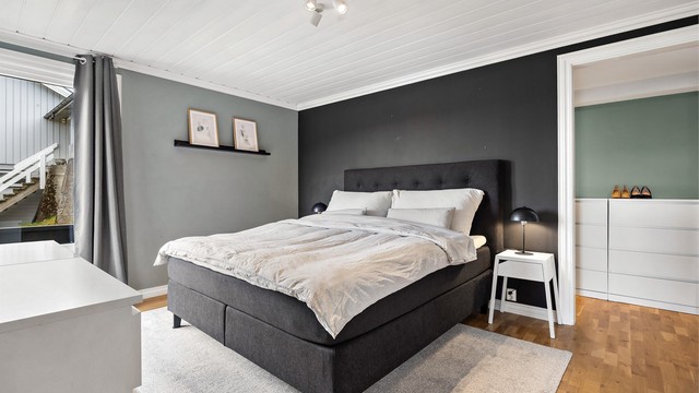 Hovedsoverommet har en suite-løsning med eget bad og walk-in garderobe.