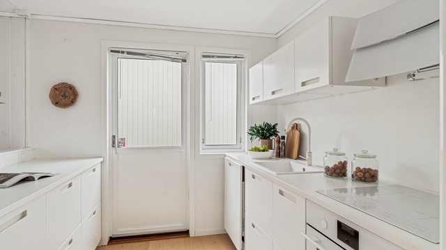 God benke- og skapplass samt ventilator med avtrekk ut av boligen.