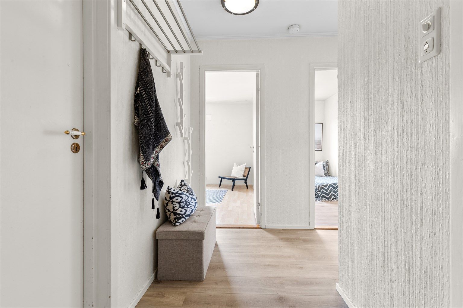 Entré - direkte adkomst til bad og innvendig bod - dørcalling med kamera