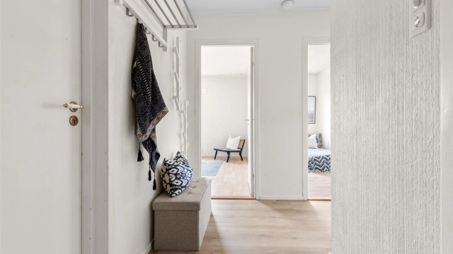 Entré - direkte adkomst til bad og innvendig bod - dørcalling med kamera