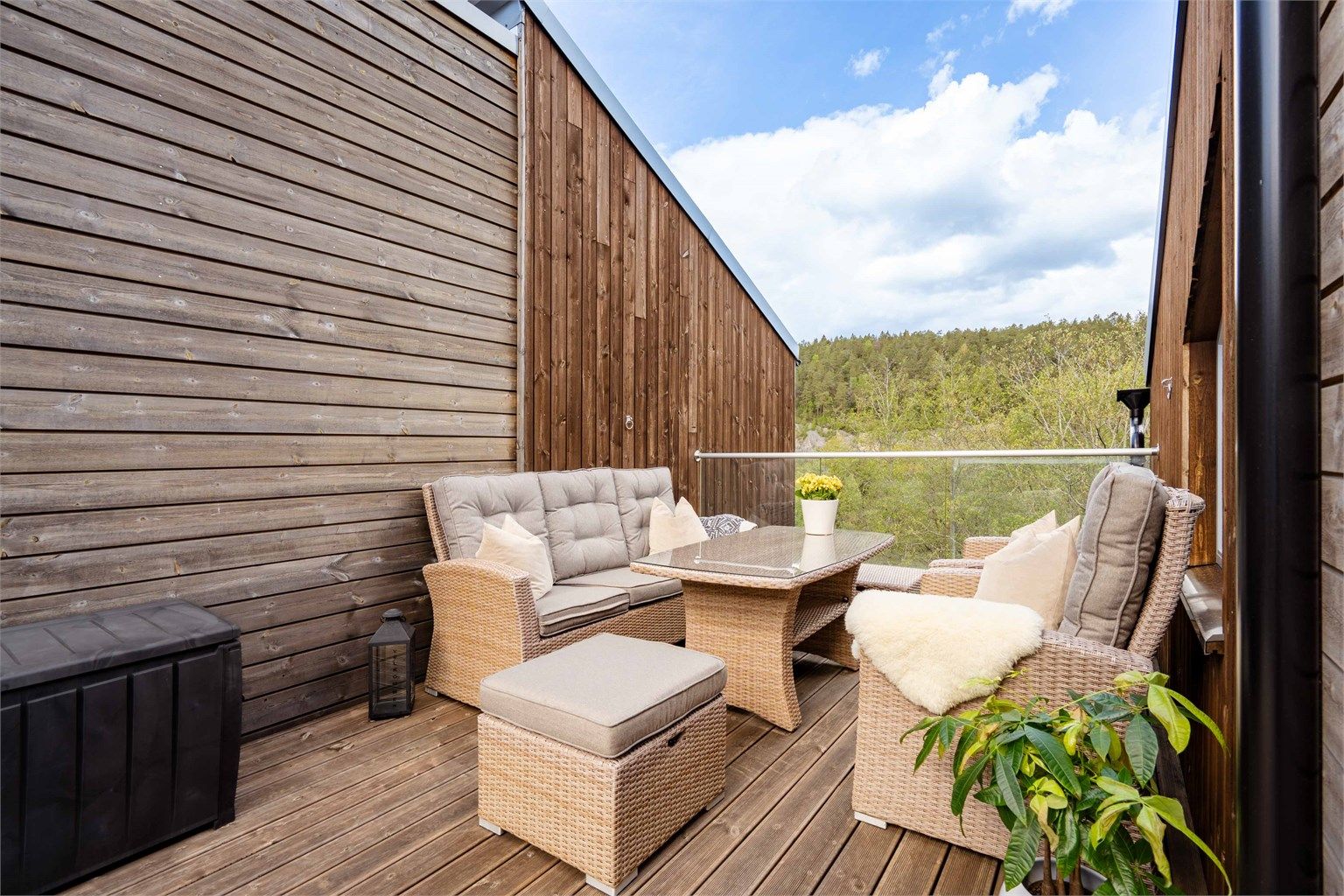 Takterrassen på ca. 19 m² har rekkverk i glass som sikrer utsikten.