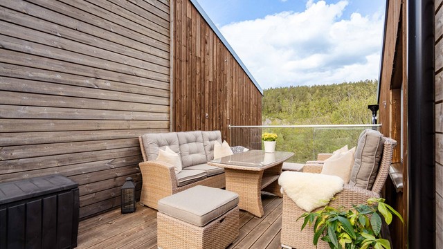 Takterrassen på ca. 19 m² har rekkverk i glass som sikrer utsikten.