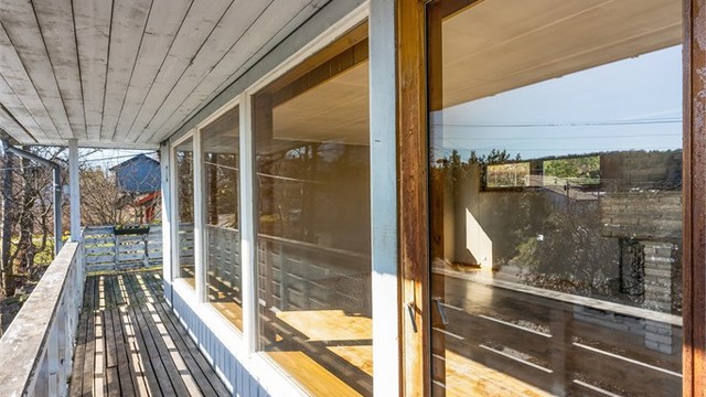 Balkongen strekker seg langs stuevinduene og gir en fin overgang mellom inne- og uterom.