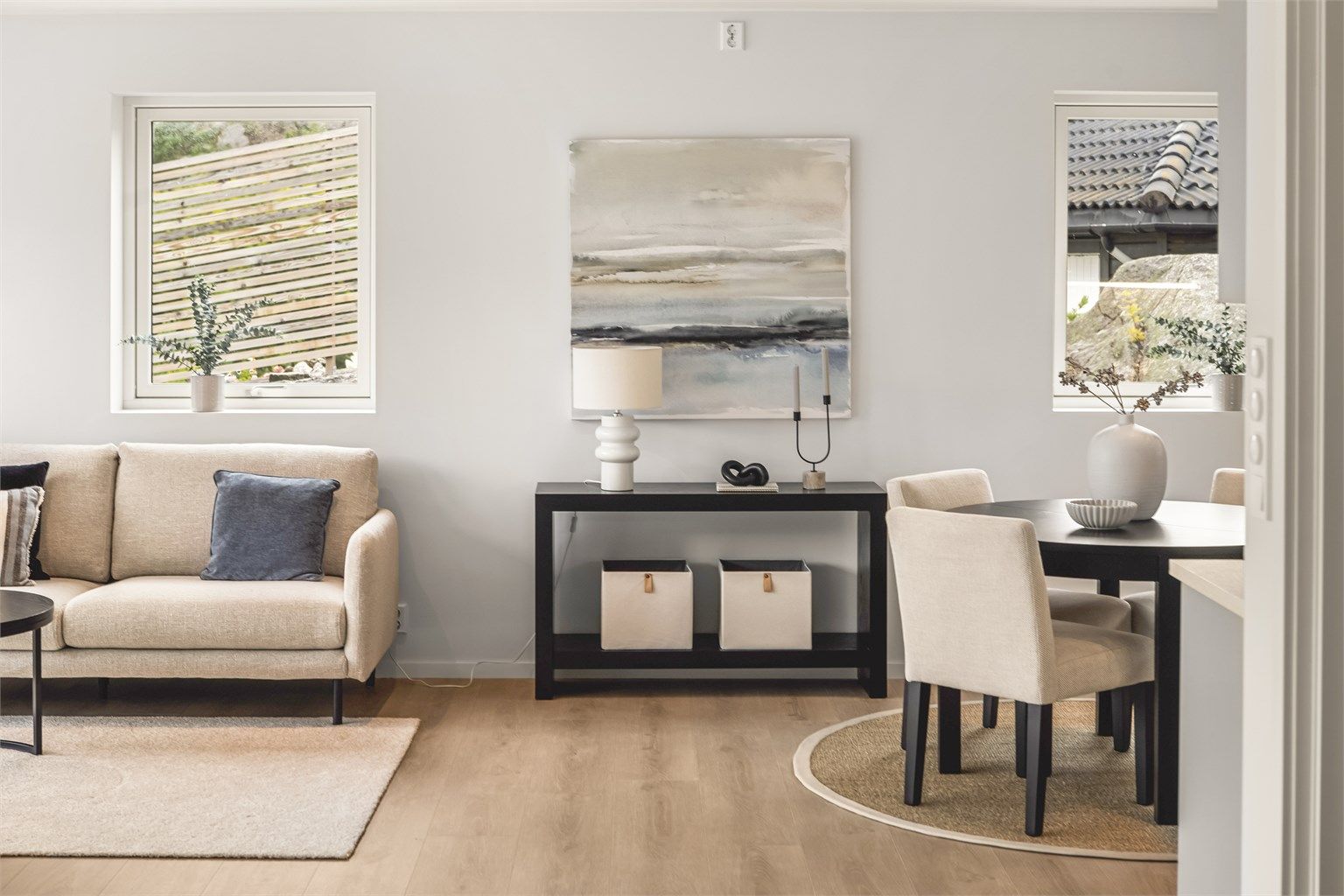 Flytt rett inn i en helt ny og moderne leilighet innredet med delikate og tidsriktige fargevalg.