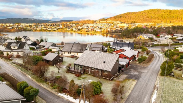 Eiendommen er beliggende på hjørnetomt som er pent opparbeidet med tilnærmet flat tomt