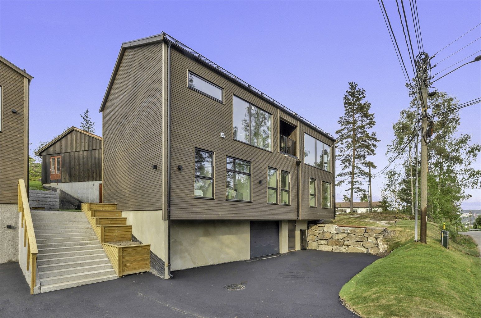 Østagløttveien 12D er meget innholdsrik med sine fire soverom, to baderom, et vaskerom, i tillegg til en ekstra tv-stue. Integrert garasje og sportsbod på ca. 55 kvm(totalt 110 kvm med seksjon 3)