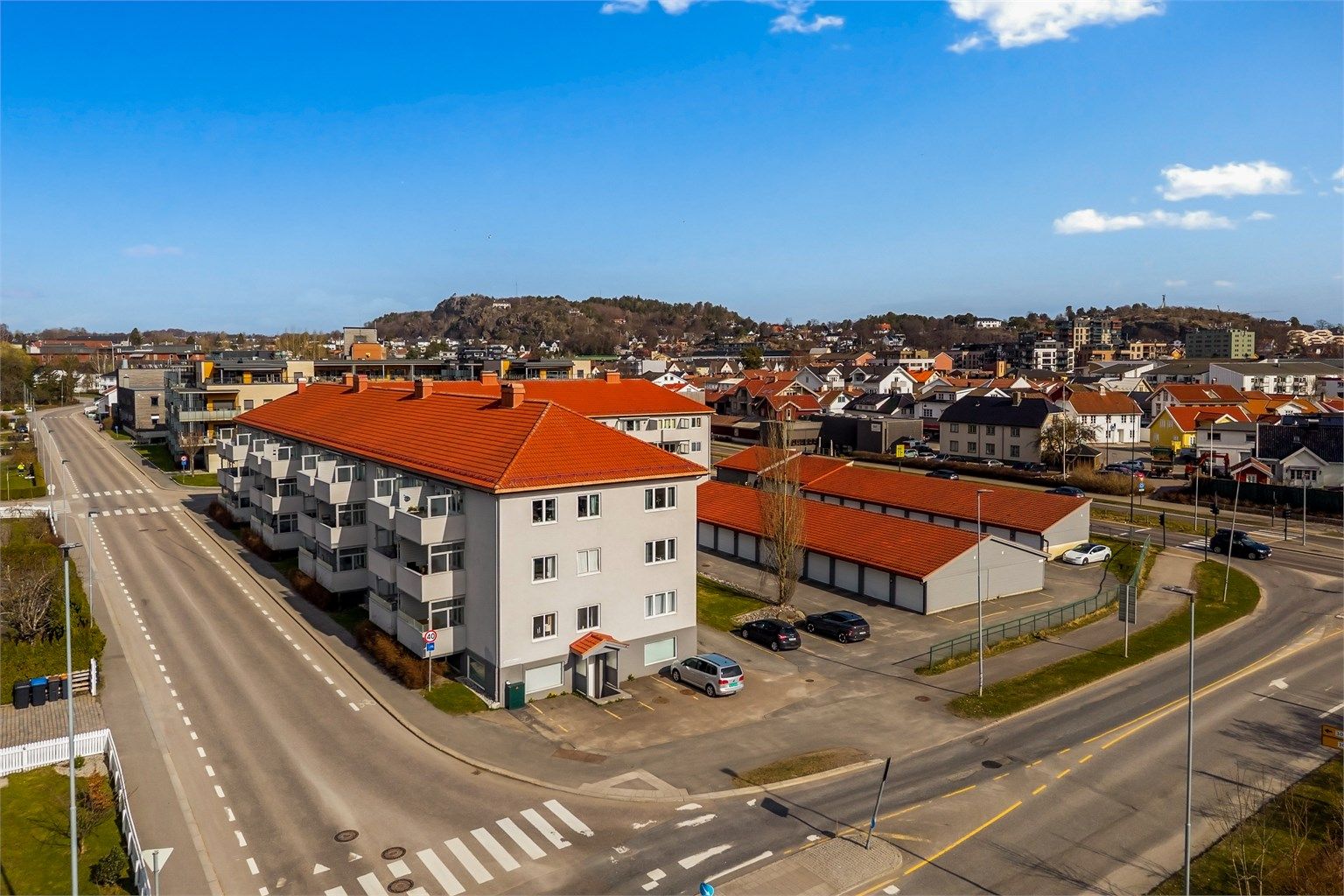 Gode rekreasjonsmuligheter med kort avstand til både Hjertnesskogen og Bugårdsparken, som har flotte turstier og idrettsanlegg.