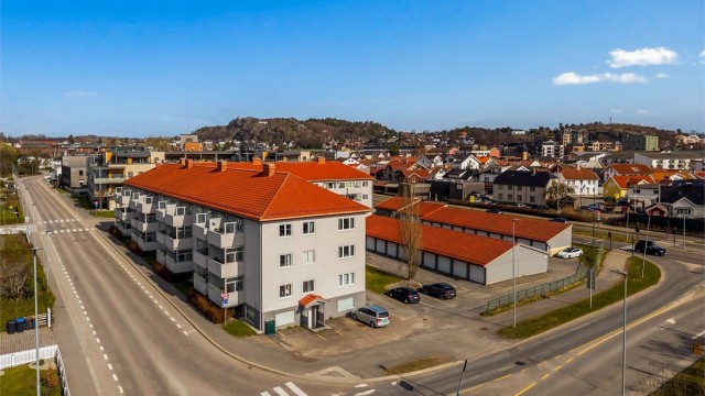 Gode rekreasjonsmuligheter med kort avstand til både Hjertnesskogen og Bugårdsparken, som har flotte turstier og idrettsanlegg.