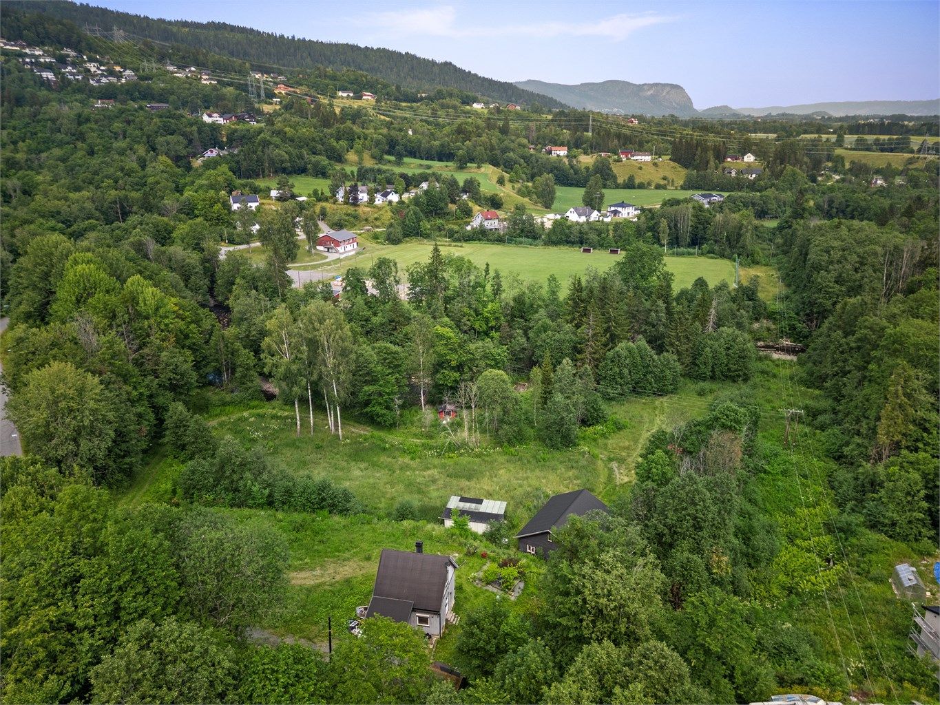 Det er tidligere gitt tillatelse til rivning av eks. bolig og oppføring av ny på 160 kvm (tillatelsen har falt bort pt., konferer med megler).