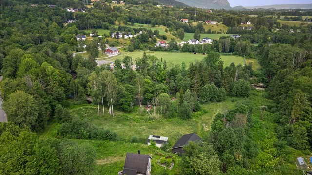 Det er tidligere gitt tillatelse til rivning av eks. bolig og oppføring av ny på 160 kvm (tillatelsen har falt bort pt., konferer med megler).