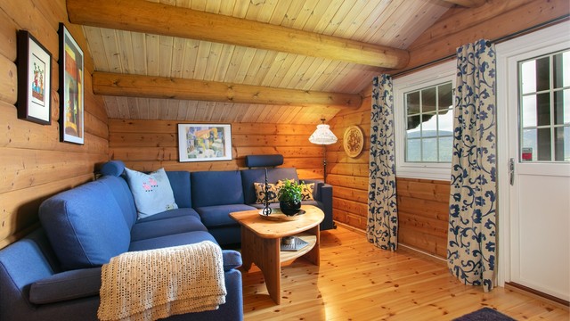 Loftstuen gir ekstra plass for lek eller avslapning, med utgang til balkong.