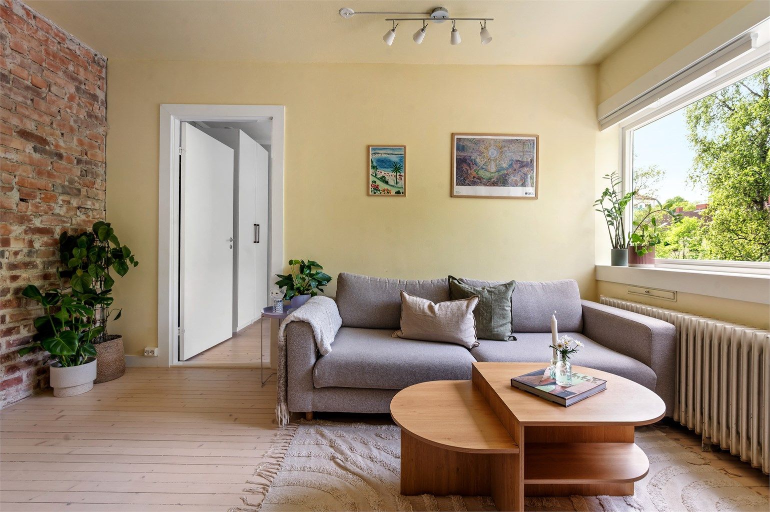 Nye vinduer i leiligheten. Det er IN-ordning på fellesgjelden som reduserer månedlige felleskostnader med kr 2 953,-. Fyring/vv og internett inkl! 