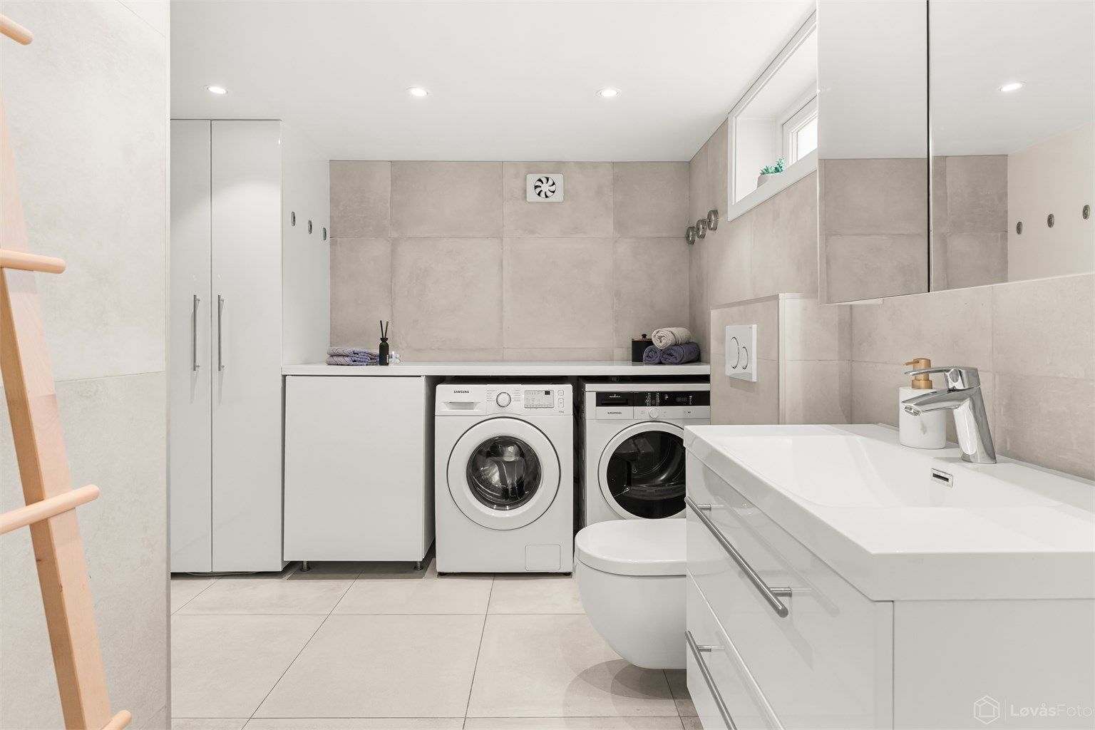 Baderommet i kjelleren ble bygget nytt i 2018. Her er det gulvvarme, downlights og opplegg for vaskemaskin.