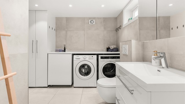 Baderommet i kjelleren ble bygget nytt i 2018. Her er det gulvvarme, downlights og opplegg for vaskemaskin.