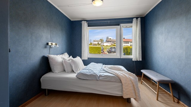 Hovedetasjen inneholder tre soverom. Her er ett av dem