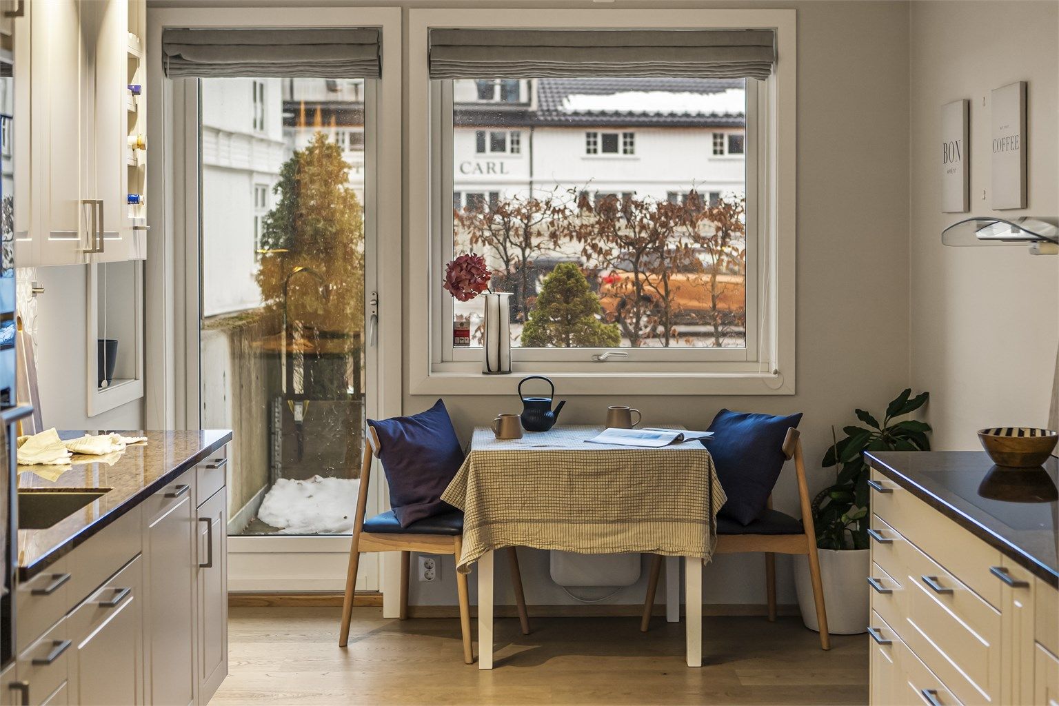 Her er det fint å innta de daglige måltider og med utgang til en koselig uteplass