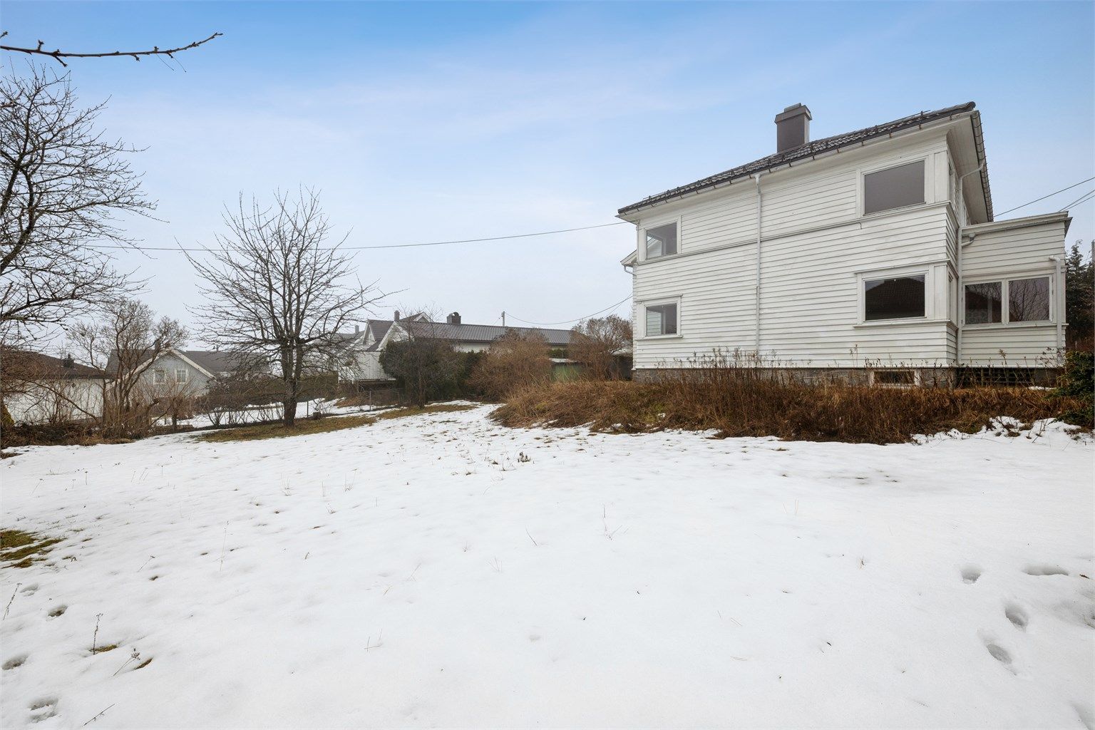 Eiendommen ligger attraktivt til med kort vei til turområder som Ekeberg og Brannfjell.