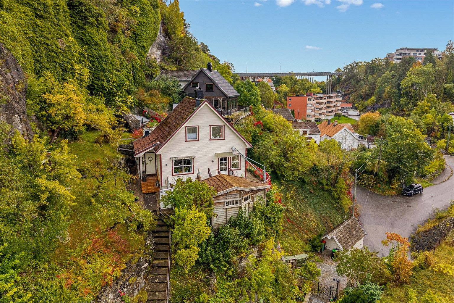 "Her utfolder sig en sydlandsk Vegetation..." - Breviks første apoteker, Peter Heiberg Wirsching, anla rundt 1850 medisinsk urtehage her. Denne urtehagen var viden kjent, og har  hatt besøk av kong Oscar II ifm. åpningen av Breviksbanen i 1895.
