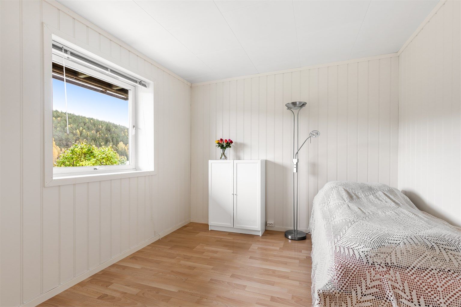Soverom 3 er av god størrelse med plass til seng, klesskap og skrivebord. Rommet egner seg godt til gjesterom eller barnerom. 