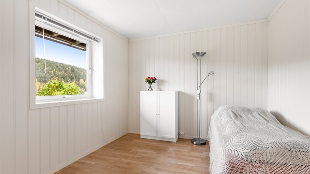 Soverom 3 er av god størrelse med plass til seng, klesskap og skrivebord. Rommet egner seg godt til gjesterom eller barnerom.