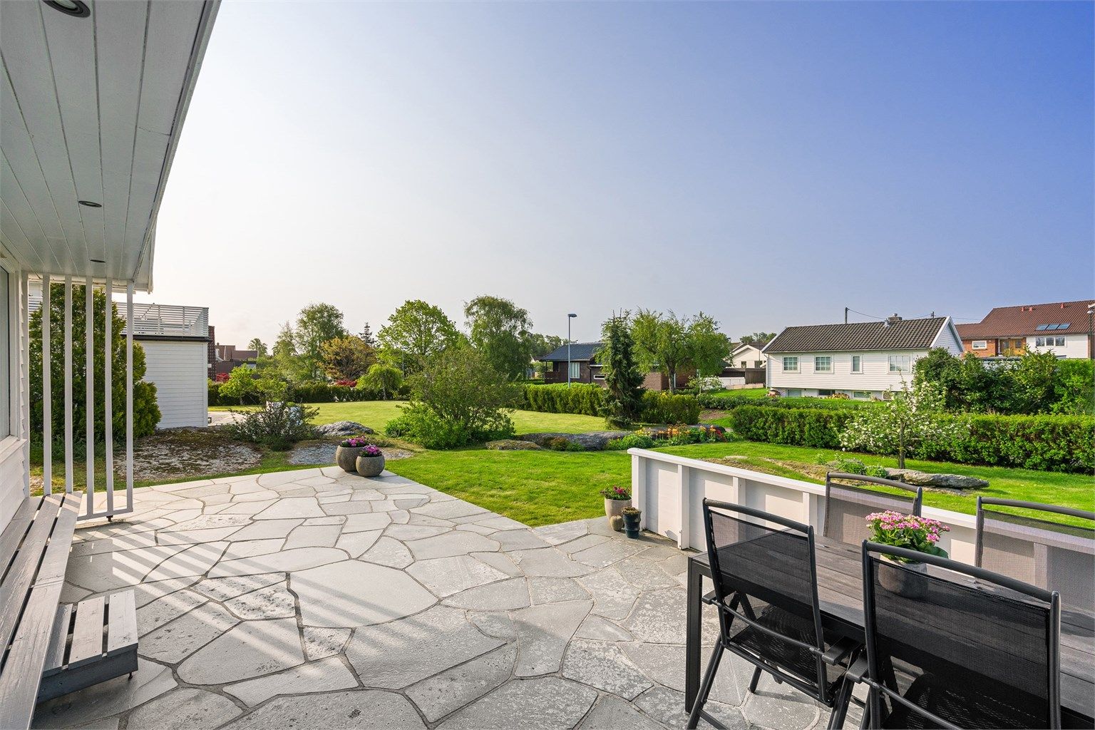 Eiendommen ligger i vakre, grønne omgivelser (bildet er tatt på sommeren)