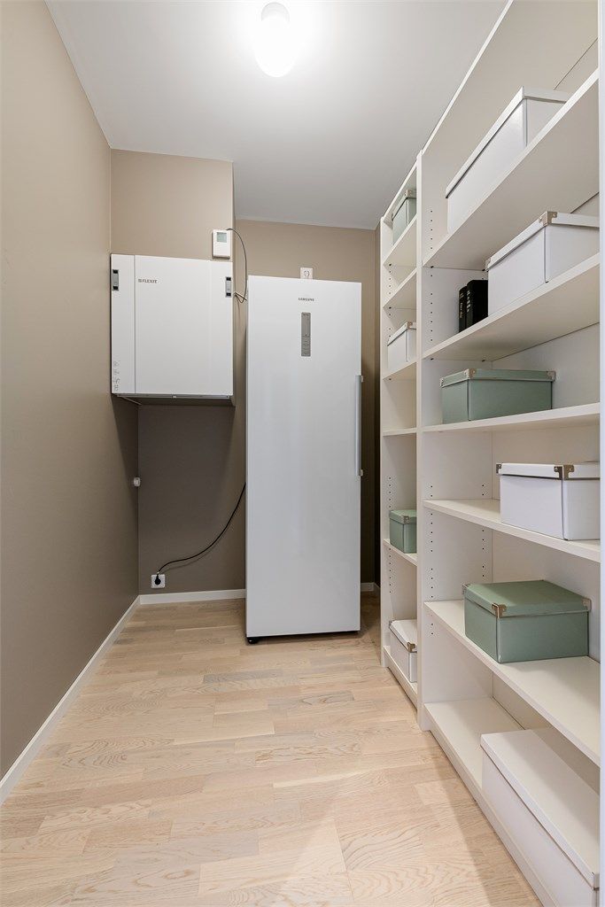 Innvendig bod med aggregat for balansert ventilasjon og god lagringsplass.