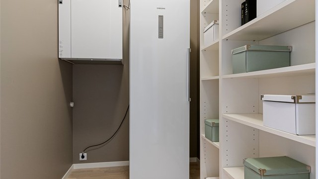 Innvendig bod med aggregat for balansert ventilasjon og god lagringsplass.