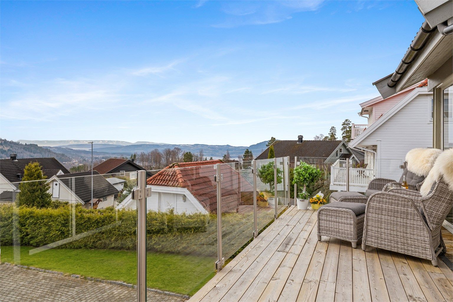 Boligen har fantastisk utsikt over Mjøsa og Brumunddal samt gode solforhold.