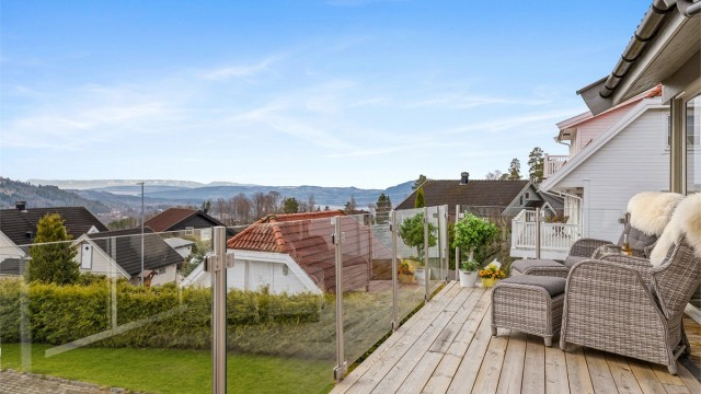 Boligen har fantastisk utsikt over Mjøsa og Brumunddal samt gode solforhold.