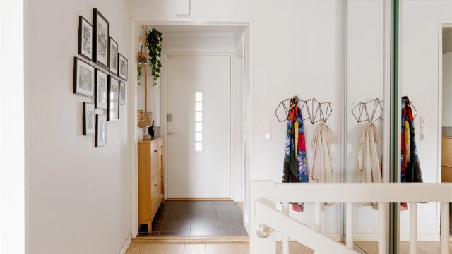 Boligens 1. etasje er utrustet med en innbydende entré med fliser på gulv med gulvvarme. God plass til yttertøy i skyvedørsgarderobe.