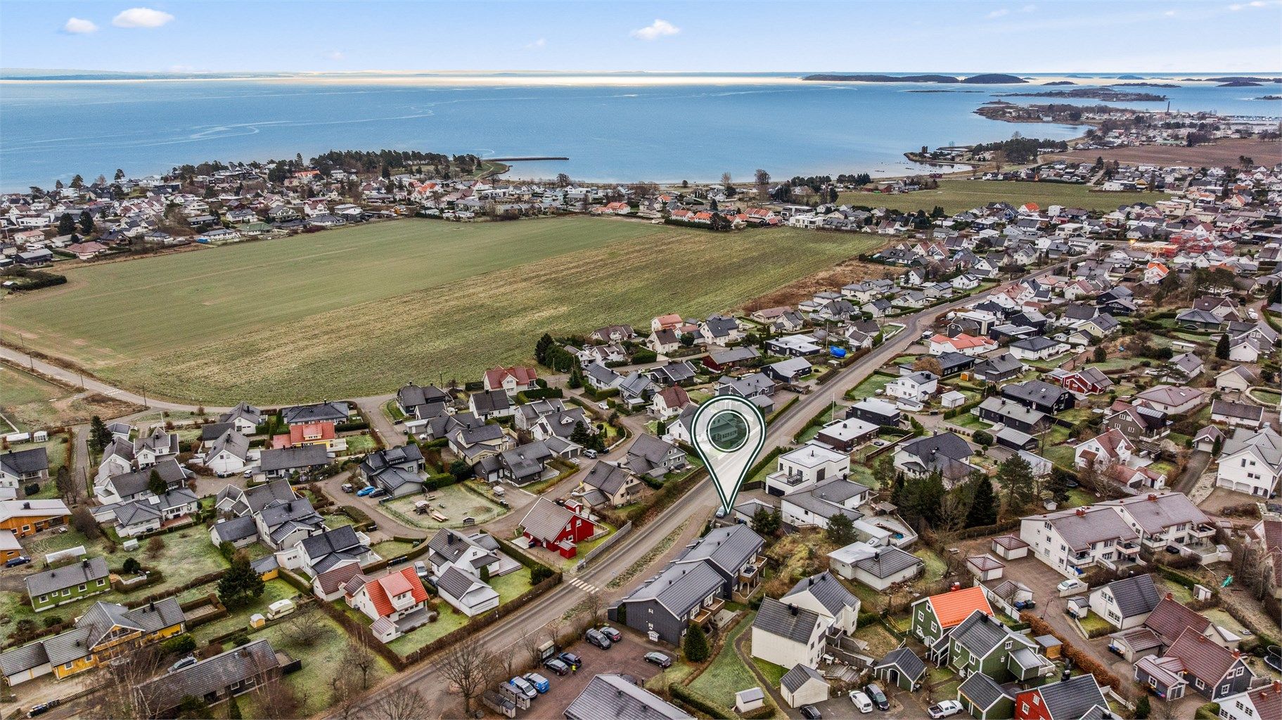 Beliggende i et hyggelig, rolig og etablert boområde på Ringshaug med kort vei til sjø. 