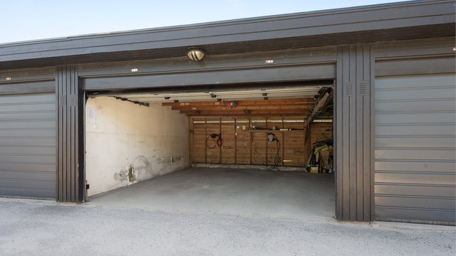 Garasjeplass i garasjerekke som deles med nabo - felles port og hver sin elbil-lader. Det gjøres oppmerksom på at det er begrenset plass og at to store biler ikke får plass samtidig, to mindre biler får plass. Muntlig avtale på bruk annenhver uke p.t