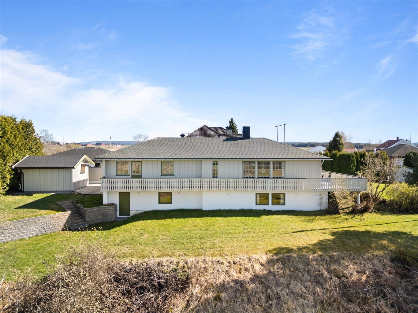 Tomten er på 1 112,6 kvm. Den er pent opparbeidet med gruslagt adkomstområde, plenområder og beplantning.