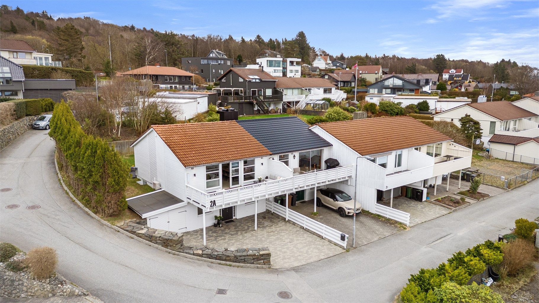 Boligen har fint uteområde med både vestvendt balkong, hage som strekker seg rundt deler av boligen. Stort gårdsrom med plass til flere biler og garasje i tillegg. 