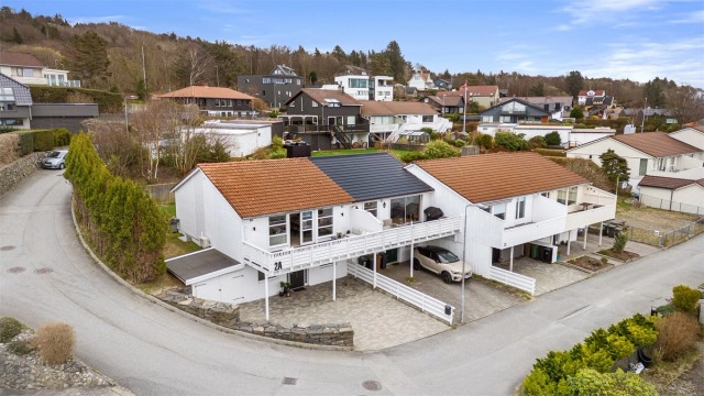 Boligen har fint uteområde med både vestvendt balkong, hage som strekker seg rundt deler av boligen. Stort gårdsrom med plass til flere biler og garasje i tillegg.