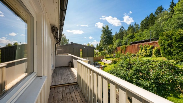 Utsikt over den grønne og frodige hagen.