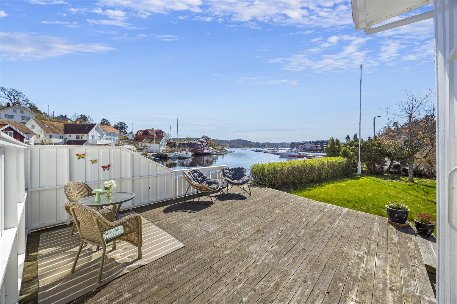 Terrassen på bakkeplan er bygget i trekonstruksjoner og har god plass til flere sittegrupper.
