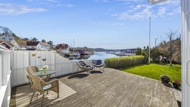 Terrassen på bakkeplan er bygget i trekonstruksjoner og har god plass til flere sittegrupper.