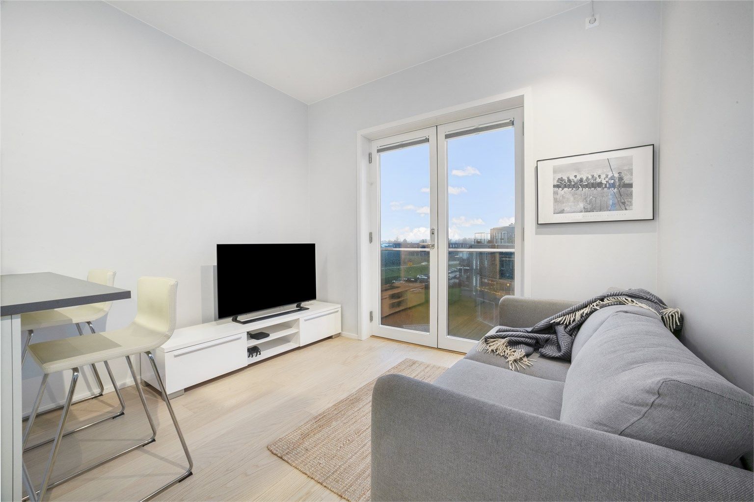 God plass til sofa, bord, tv og tilhørende møblement.