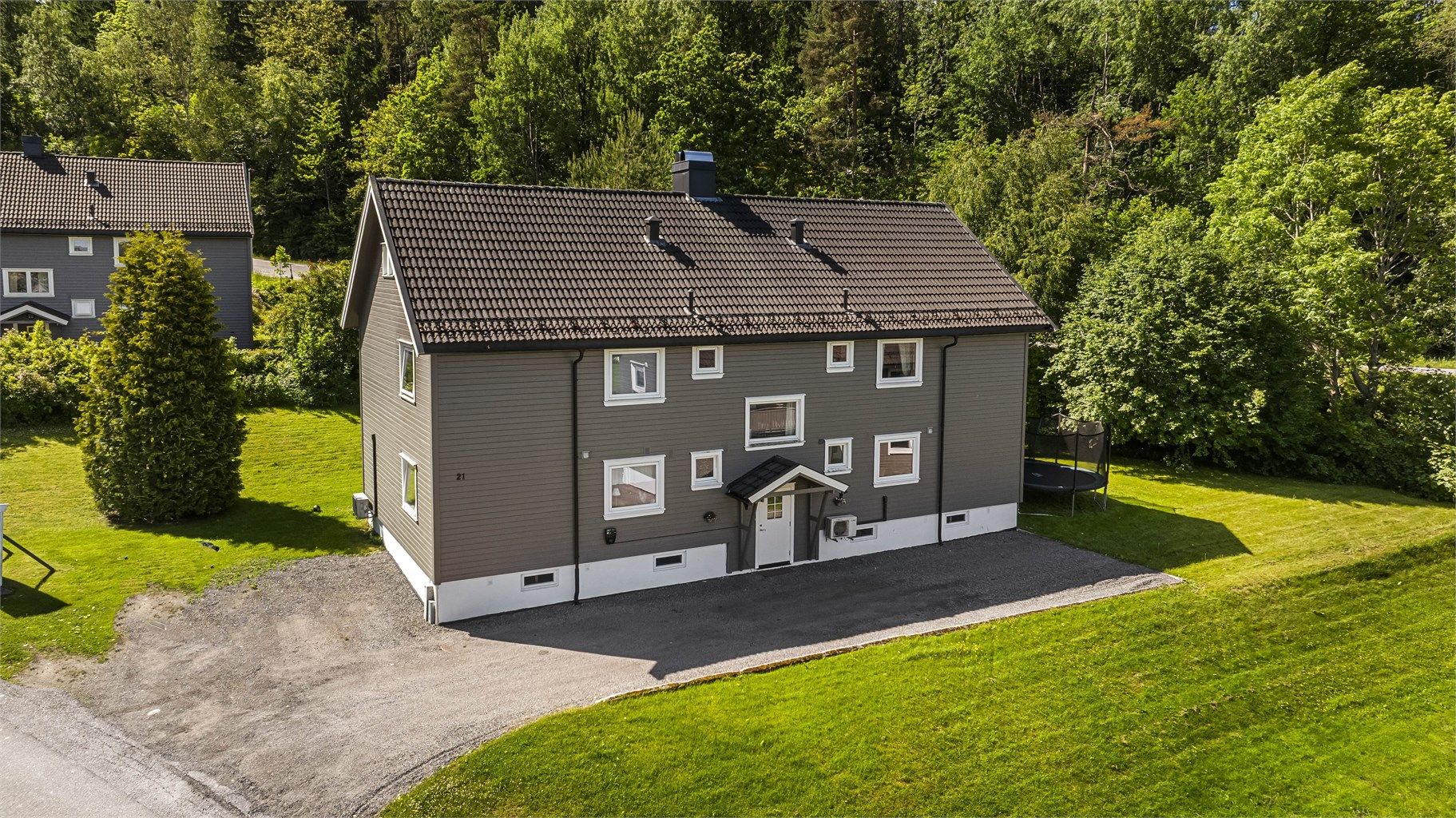 Borettslaget har felles elbilladere tilgjengelig for beboerne.