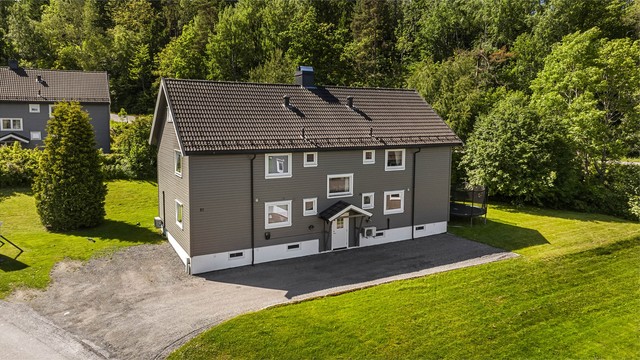 Borettslaget har felles elbilladere tilgjengelig for beboerne.