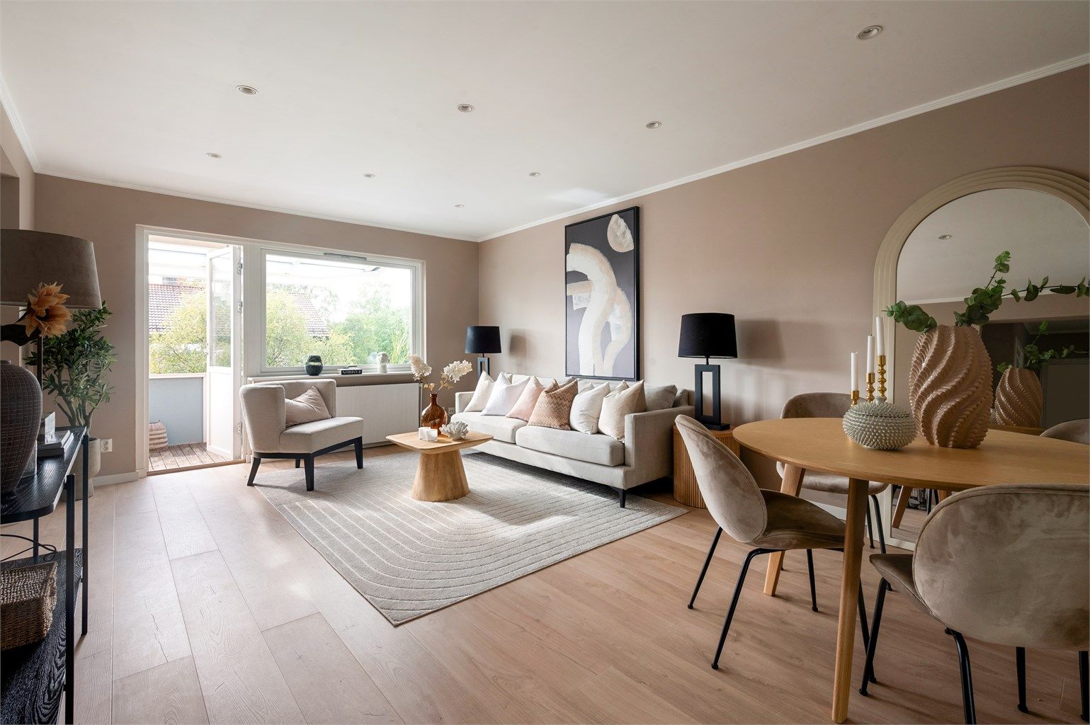 Krogsveen v/Morten Frølich har gleden av å presentere denne lyse og attraktive 3-roms selveierleiligheten på populære Marienfryd.